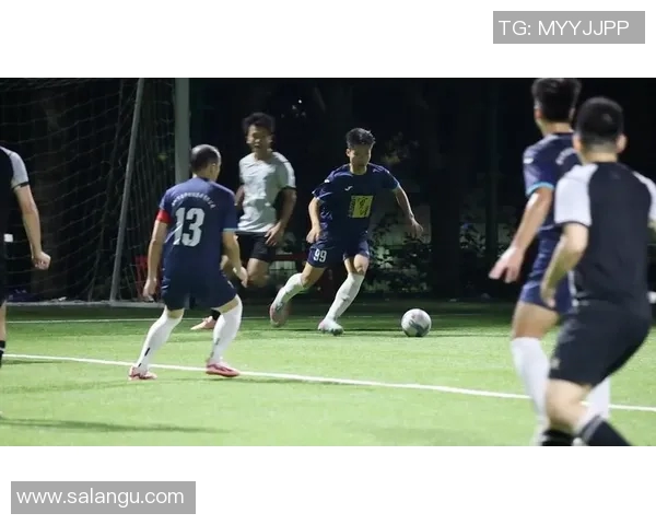 以足球球星射门瞬间为核心展现速度力量与激情交织的精彩转场画面